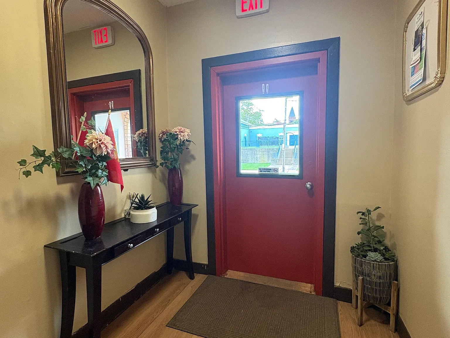 3 bed, 1.0 bath, 7017 sqft, $1,900 — Photo 3