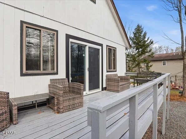 9781 Auburn Dr, Tobyhanna, PA 18466