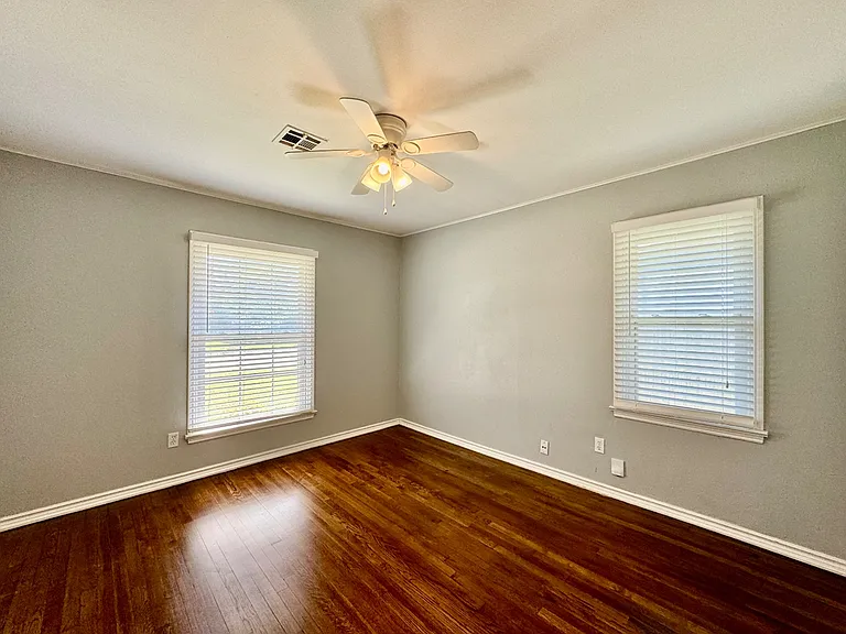 9519 Stratford Dr — Photo 11