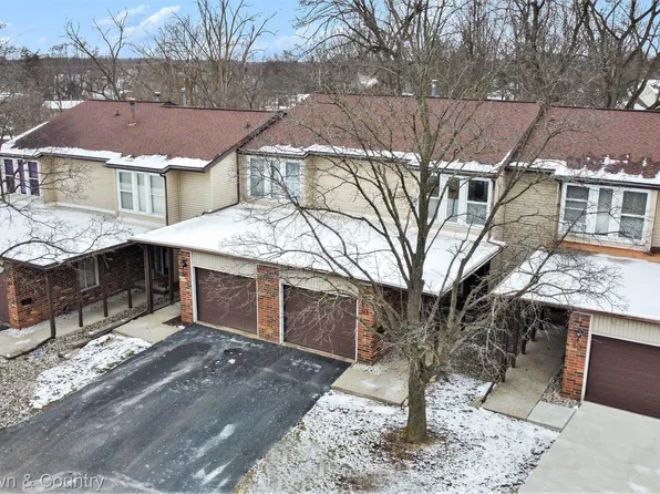 513 Oakbrook Cir, Flushing, MI 48433