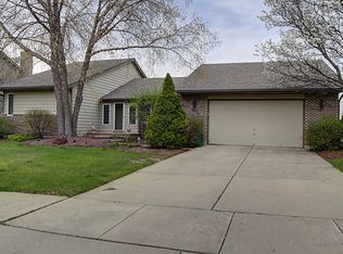 905 Glenmore Ln, Elgin, IL 60124