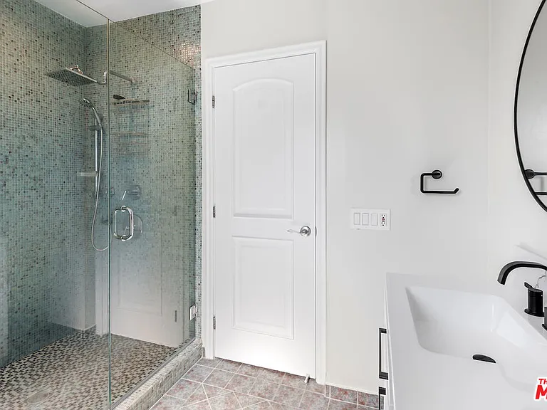 4747 Cartwright Ave — Photo 10