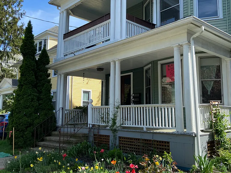 3rd Floor Unit on a Quiet Street.