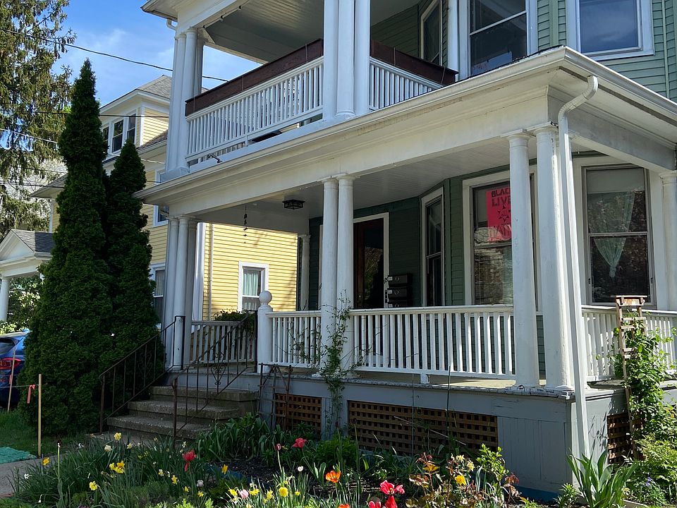 3rd Floor Unit on a Quiet Street.