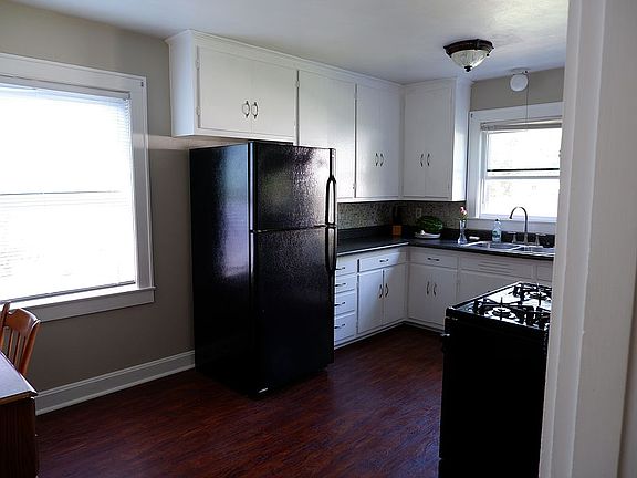 2nd image of 2823 Allen St