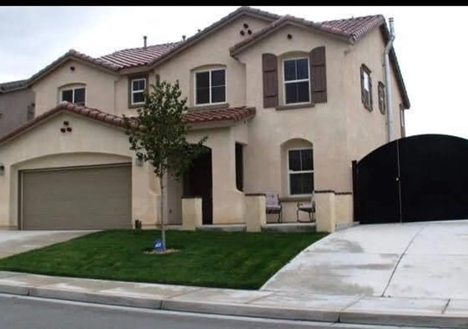 Beautifully Maintained 4-Bedroom Home in the Desirable KB Autumn Hills Community — Photo 2