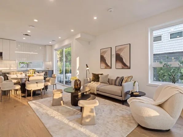 2796 Cambridge St, Vancouver, BC V5K 1L1