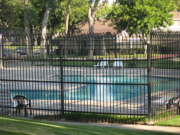 4th image of 1432 N Gardenia Ave