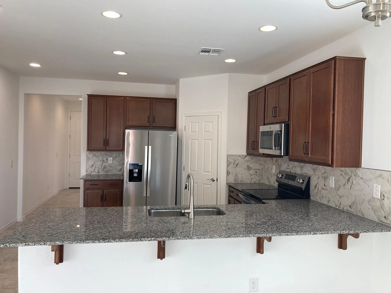 5 bed, 1967 sqft, $2,799 — Photo 4