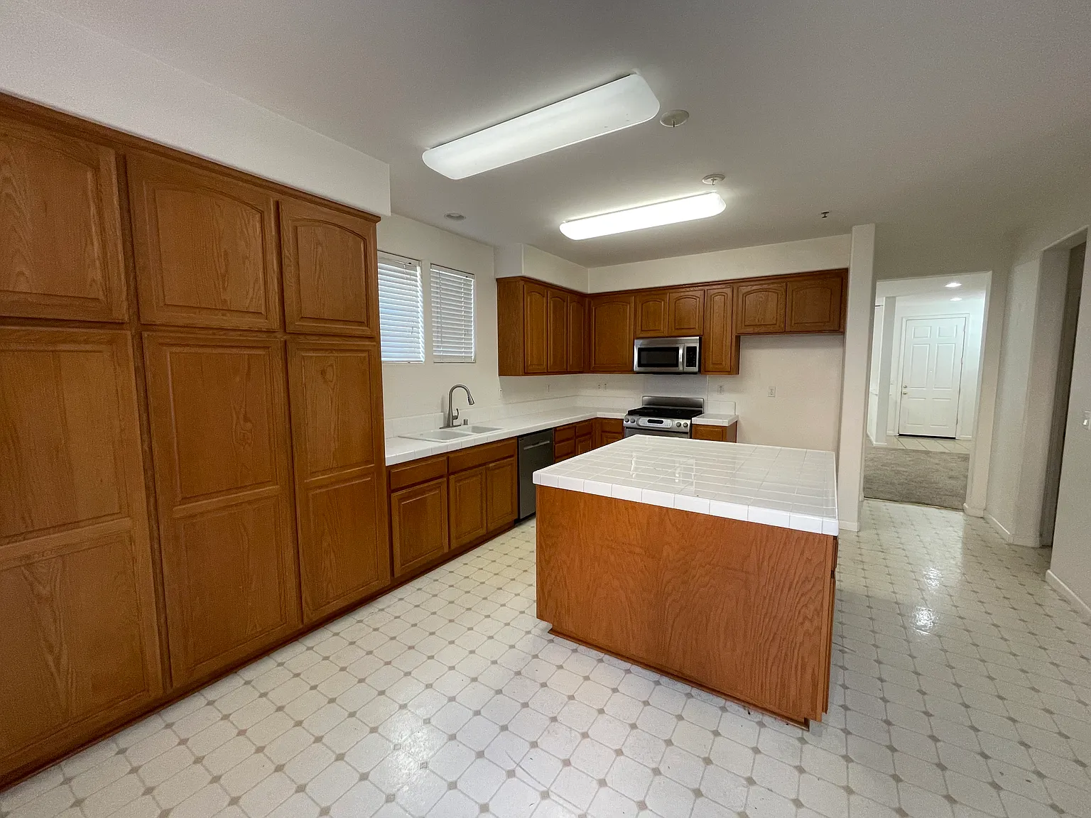 3 bed, 2.5 bath, 2654 sqft, $4,450 — Photo 3