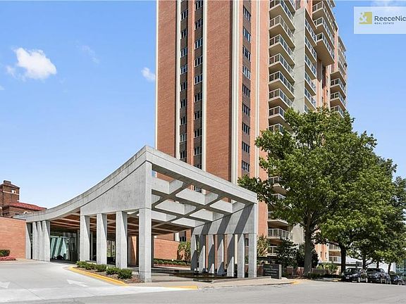 2nd image of 221 W 48th St APT 906