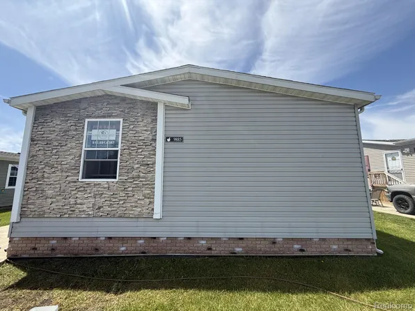 9885 Bellcrest Blvd, Fenton, MI 48430