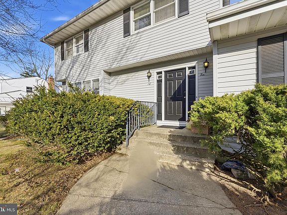 2nd image of 10 Hawthorne Ln