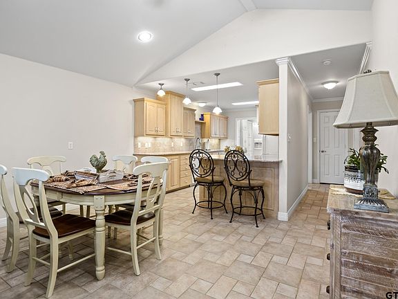 4th image of 204 Pvt Rd #1311