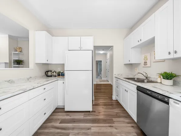 6688 Burlington Ave #105, Burnaby, BC V5H 3M9