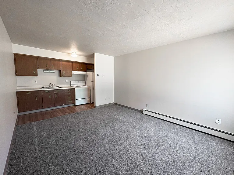 Royal Suites Apartments on Minot's North Hill — Photo 5