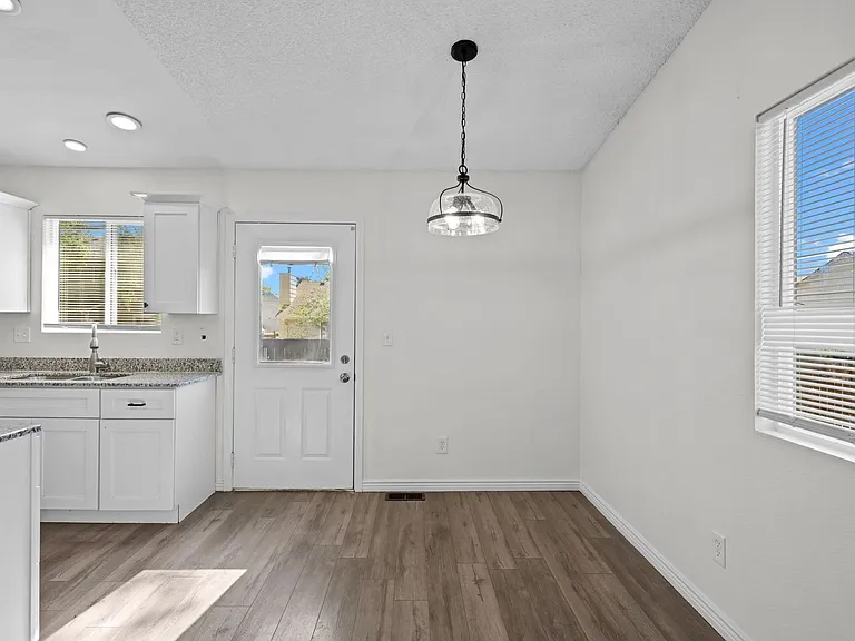 580 Upton Dr — Photo 11