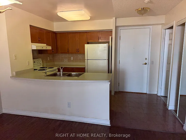 35 Kingsbridge Garden Cir #601 — Photo 9