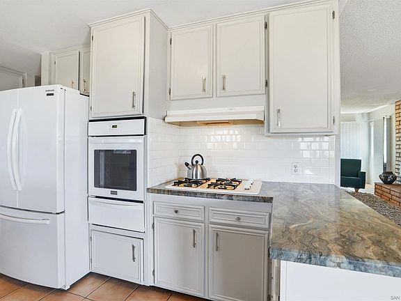 4th image of 2384 Glenn Rd