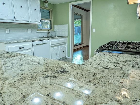 Kitchen (granite countertops)