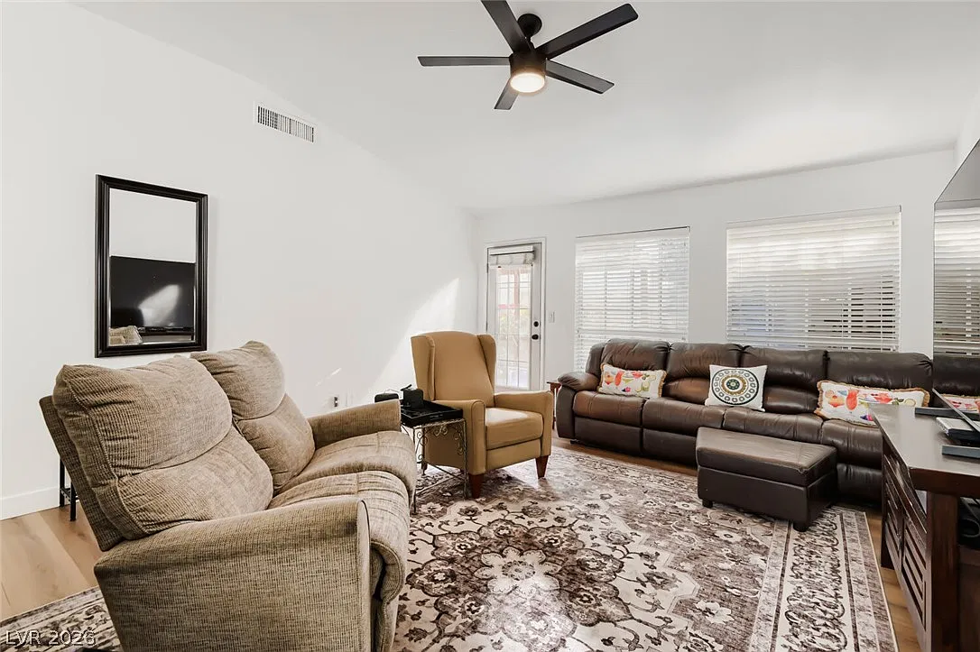 3 bed, 2.0 bath, 1569 sqft, $2,200 — Photo 4