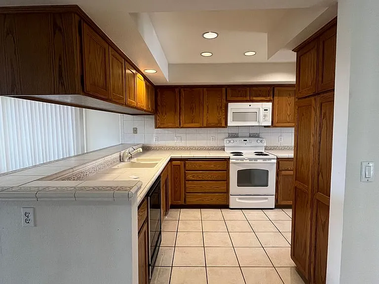 375 London Bridge Rd #4 — Photo 10
