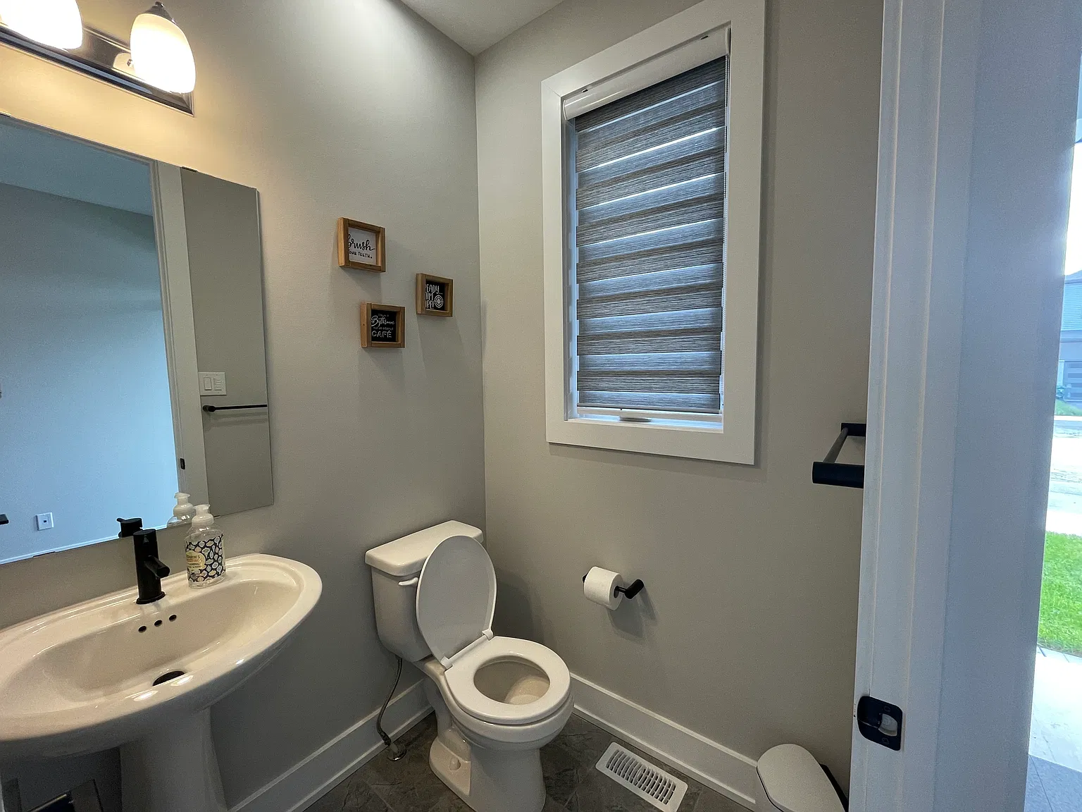 4 bed, 3.5 bath, 2652 sqft, $2,949 — Photo 2