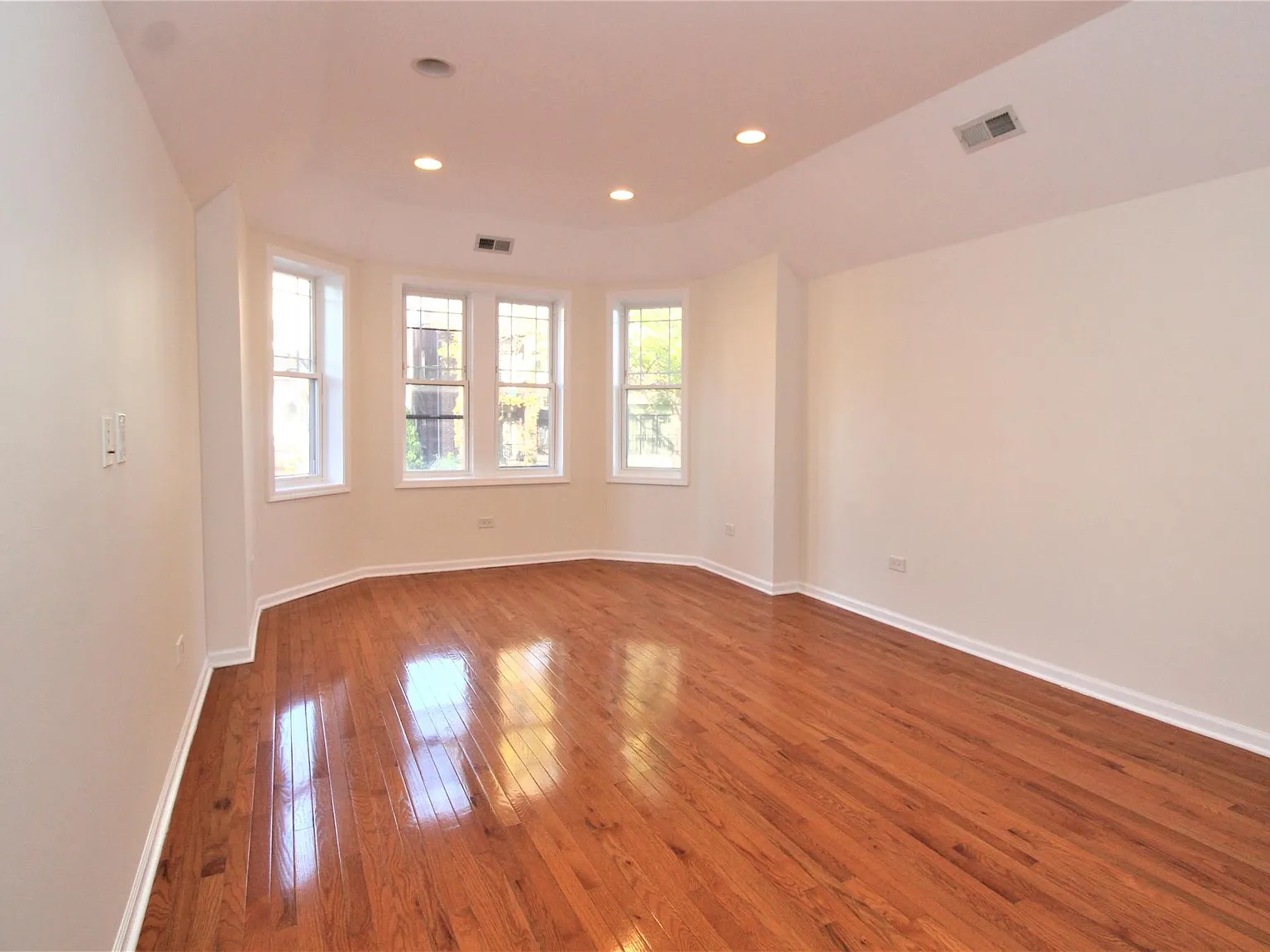 4 bed, 2400 sqft, $2,600 — Photo 4