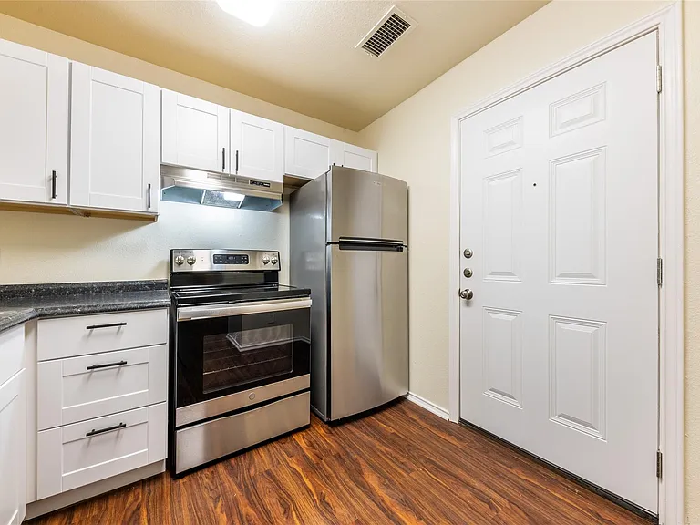 1304 Danbury Sq #A — Photo 17
