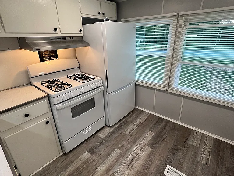 48 E Tolna Rd — Photo 17