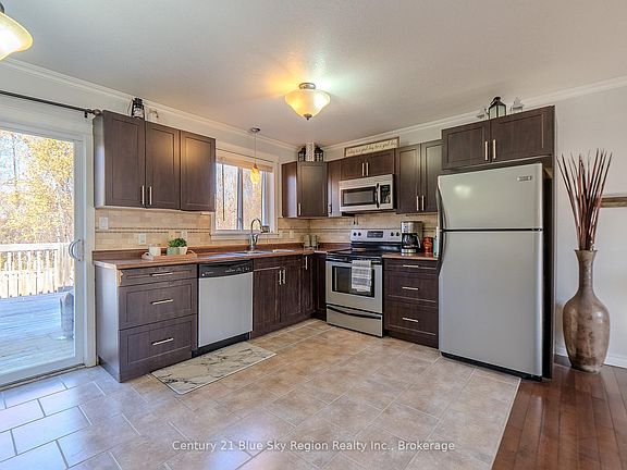 5th image of 557 Demers St