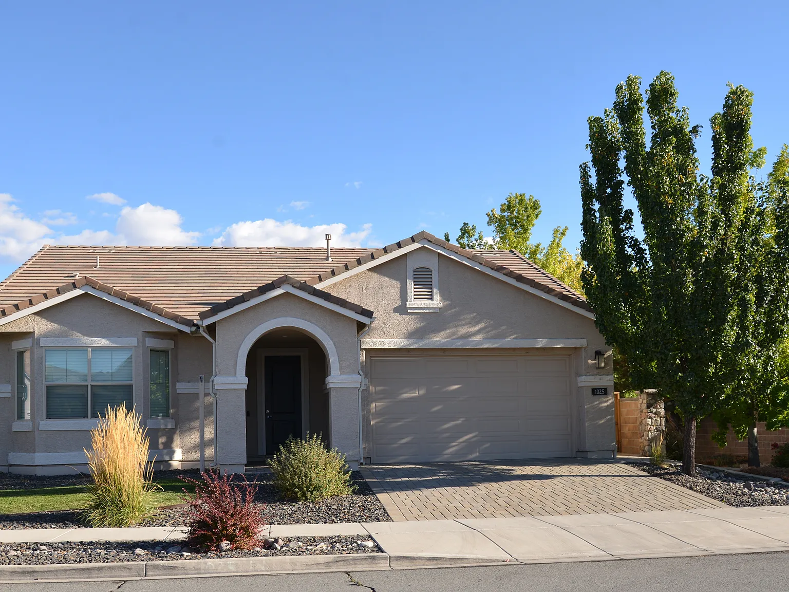1025 Silver Coyote Dr — Photo 2