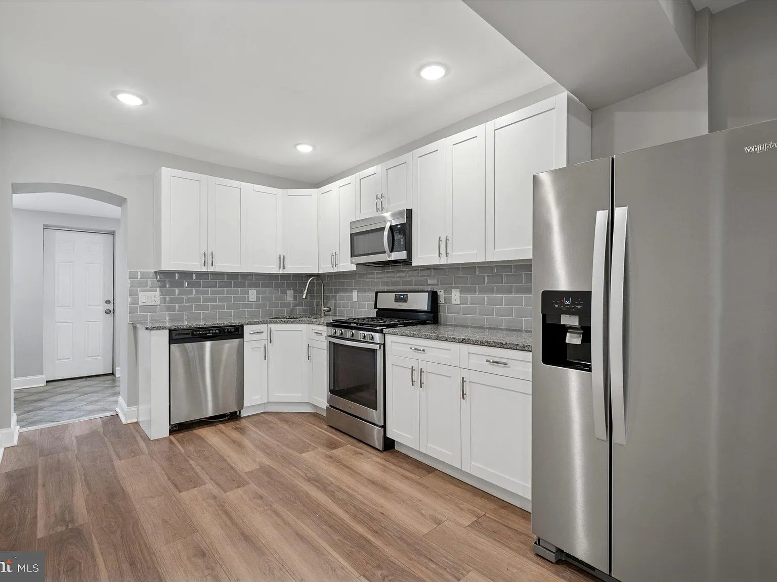2 bed, 2.5 bath, 944 sqft, $1,850 — Photo 2