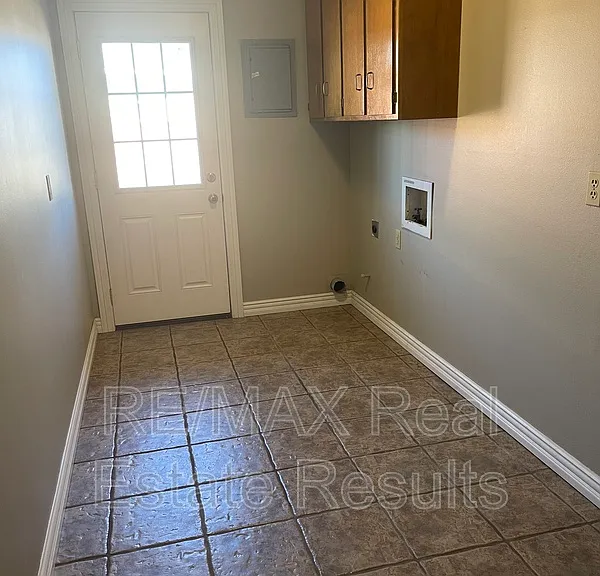 1810 Crouch St — Photo 15