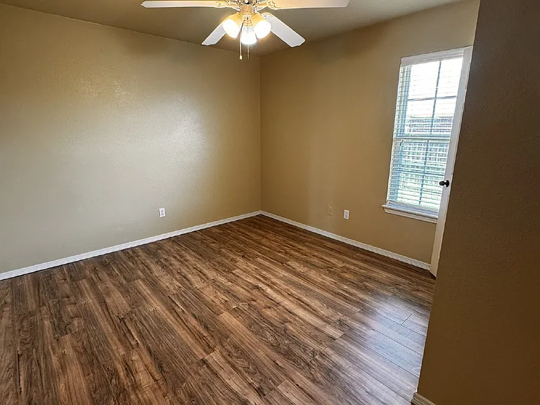 1532 Hutchinson St — Photo 13