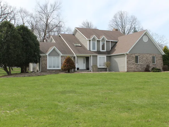 671 Old Westbury Rd, Crystal Lake, IL 60012