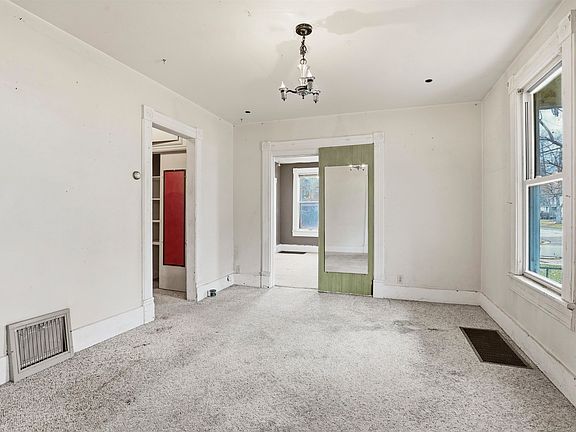 4th image of 840 W 5th St