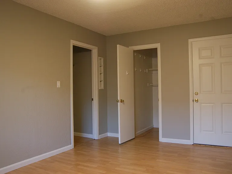Bed 4 walk in closet, own entrance to garage