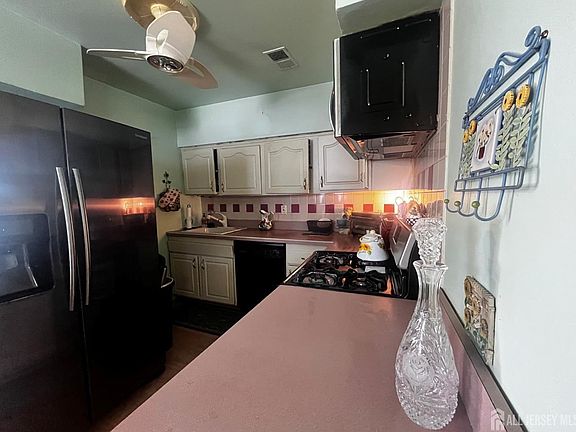 3rd image of 21 Iowa Ct