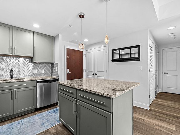 5th image of 1020 N Highland St Unit 907