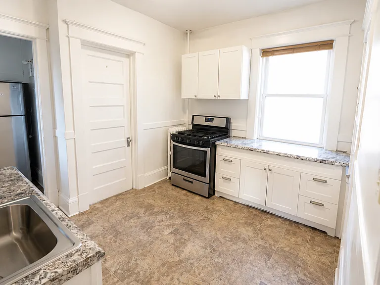 Oxford Street Apartments — Photo 8