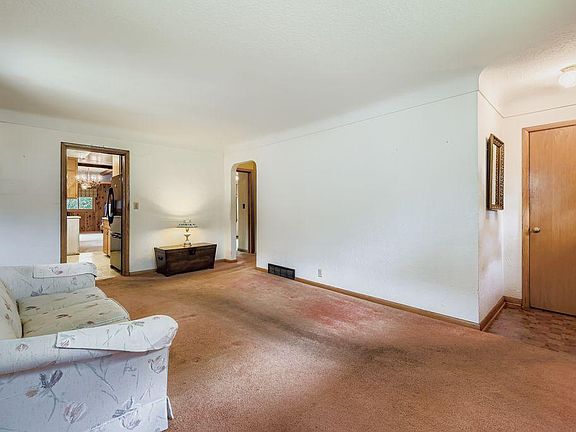 4th image of 818 16th Ave N