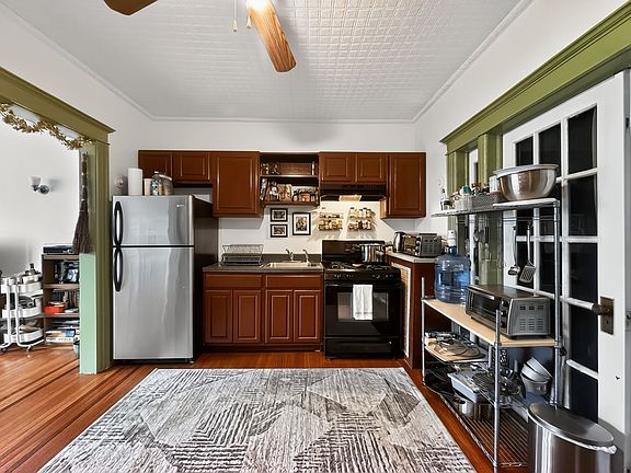 4th image of 956 Summit Ave Floor 2