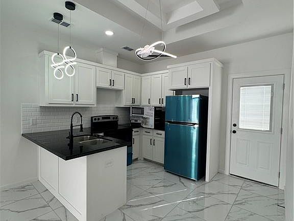 3rd image of 909 Glory St #4