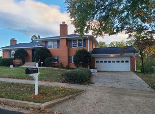 905 Fairway Dr NE, Vienna, VA 22180