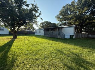 97 Stone Ridge Dr, Gainesville, TX 76240