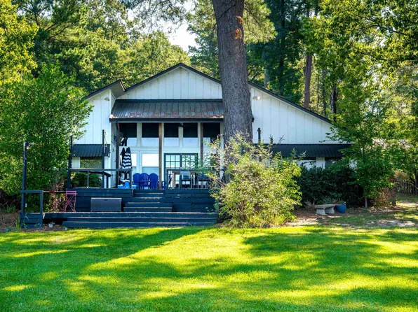1805 E Lake Dr, Gladewater, TX 75647