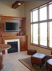 Sitting area w/ 40" HDTV & gas FP.