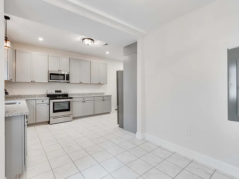 2114 Venable St — Photo 9