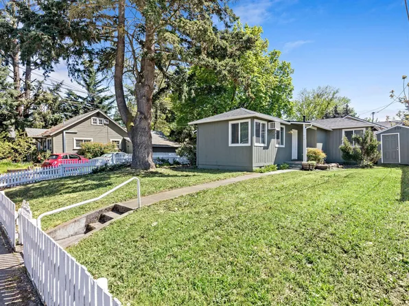 858 E 9th St, Medford, OR 97504